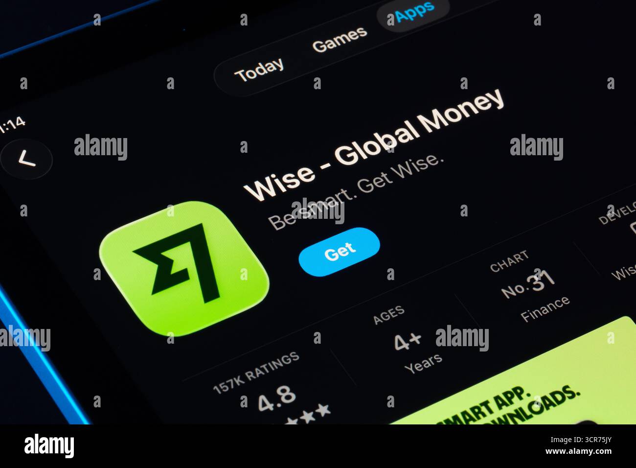 Die auf dem iPad aufgezeichnete Liste der globalen Gelder von Wise hebt die aktualisierte Benutzeroberfläche und Typografie von Apple Liquid Glass in iOS 26 hervor. Stafford, Vereinigtes Königreich, Septem Stockfoto