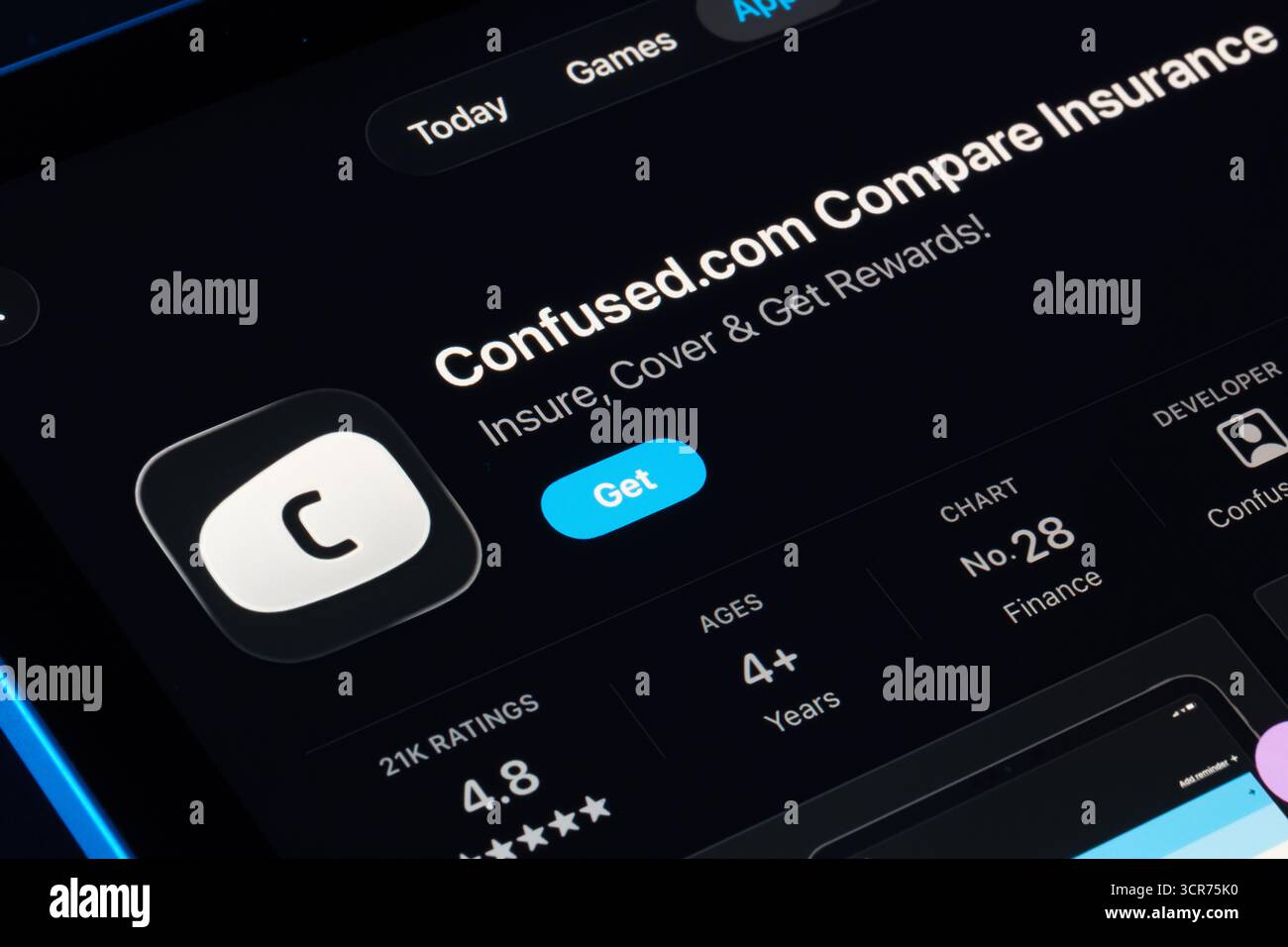 Confused.com Vergleichen Sie die Versicherungsseite im App Store für iPad, Apple Liquid Glass Design in iOS 26 mit dunklem Modus. Stafford, Vereinigtes Königreich, Stockfoto