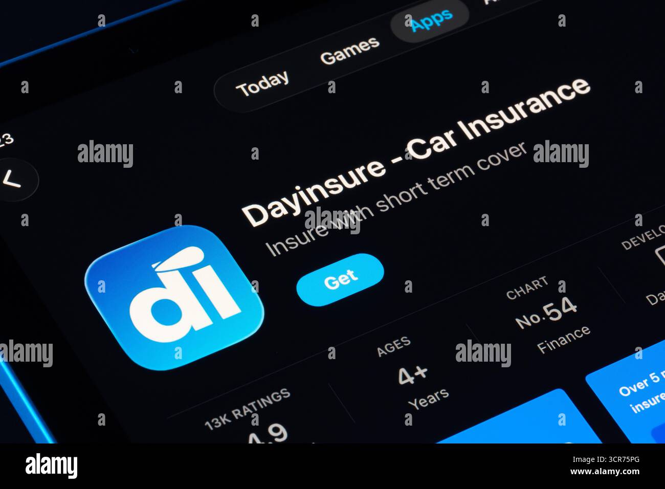 Dayinsure Car Insurance App-Seite im App Store für iPad, Apple Liquid Glass Design in iOS 26 mit dunklem Modus. Stafford, Vereinigtes Königreich, Septem Stockfoto