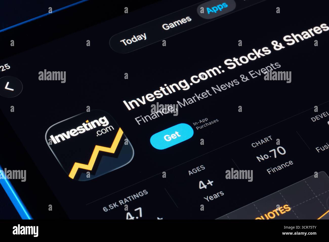 Investing.com verkauft und teilt den Produktbildschirm auf dem iPad, Apple Liquid Glass Design unter iOS 26 mit aktualisiertem Symbol und Bewertungen. Stafford, Großbritannien Stockfoto