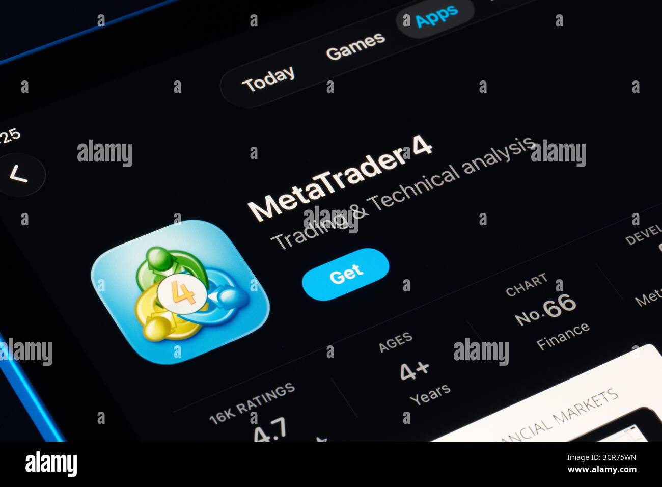 MetaTrader 4 auf dem iPad aufgezeichnet, Apple Liquid Glass Look in iOS 26 hebt die aktualisierte Benutzeroberfläche und Typografie hervor. Stafford, Vereinigtes Königreich, 2. September Stockfoto