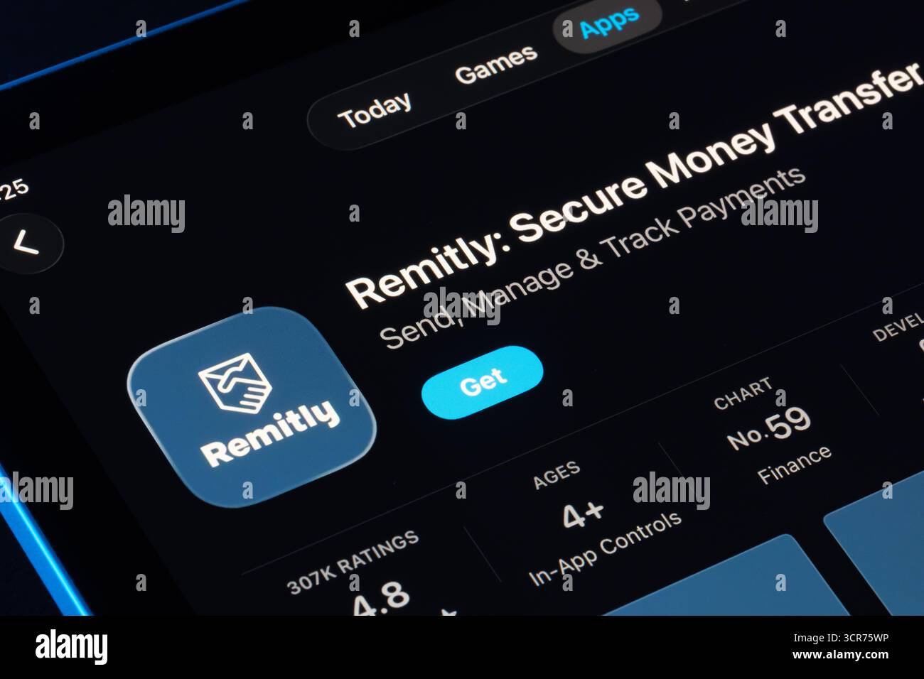 Remitly Secure Money Transfer App-Seite im App Store für iPad, Apple Liquid Glass Design in iOS 26 mit dunklem Modus. Stafford, Vereinigtes Königreich, Stockfoto