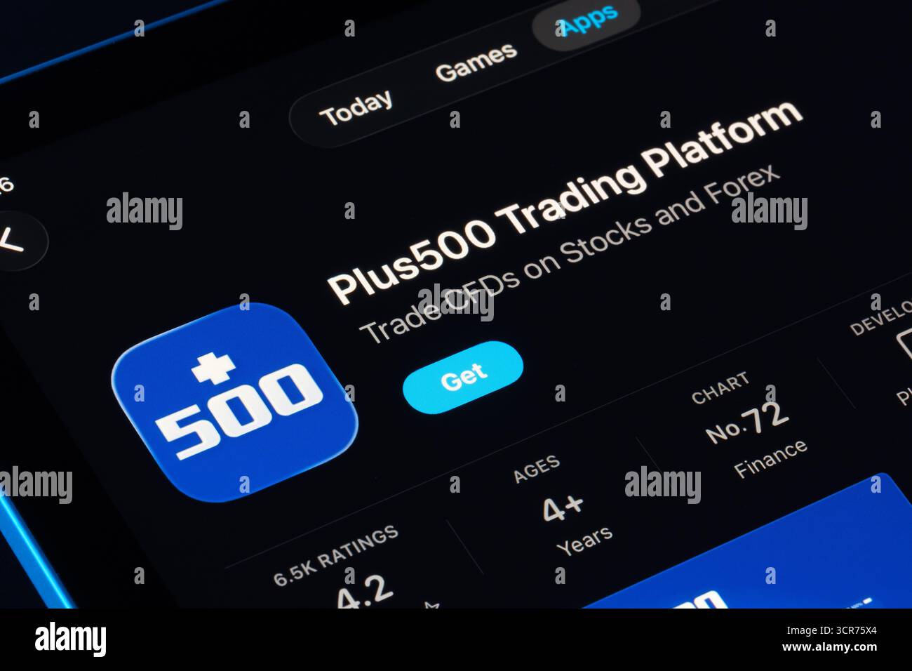 Die Handelsplattform Plus500 wird im iPad App Store im Apple Liquid Glass-Stil in iOS 26 mit neuen abgerundeten Glasplatten angezeigt. Stafford, Vereinigtes Königreich, Septem Stockfoto
