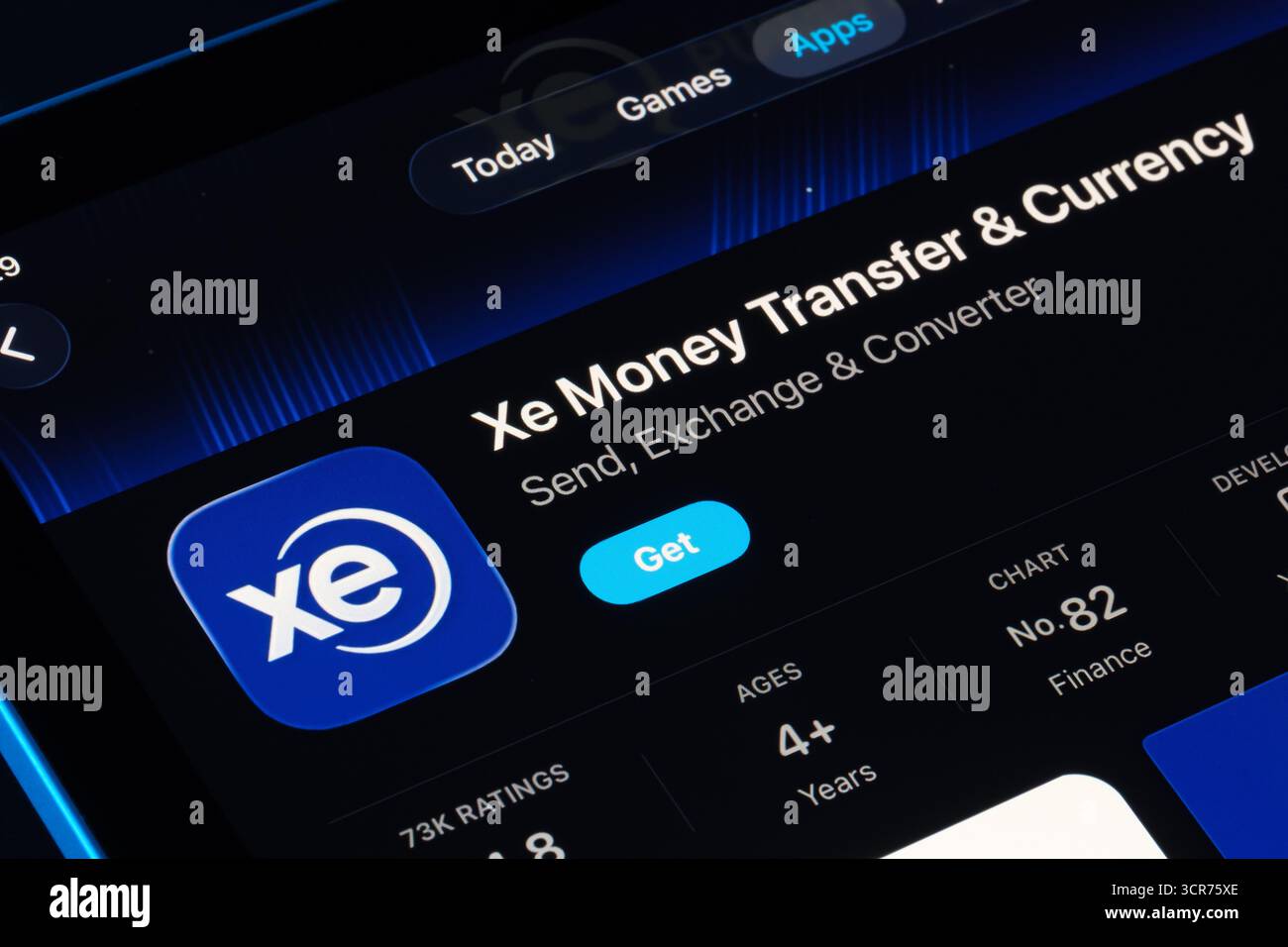 XE Geldtransfer und Währungsauflistung auf dem iPad, Apple Liquid Glass Look in iOS 26 hebt die aktualisierte Benutzeroberfläche und Typografie hervor. Stafford, United Ki Stockfoto