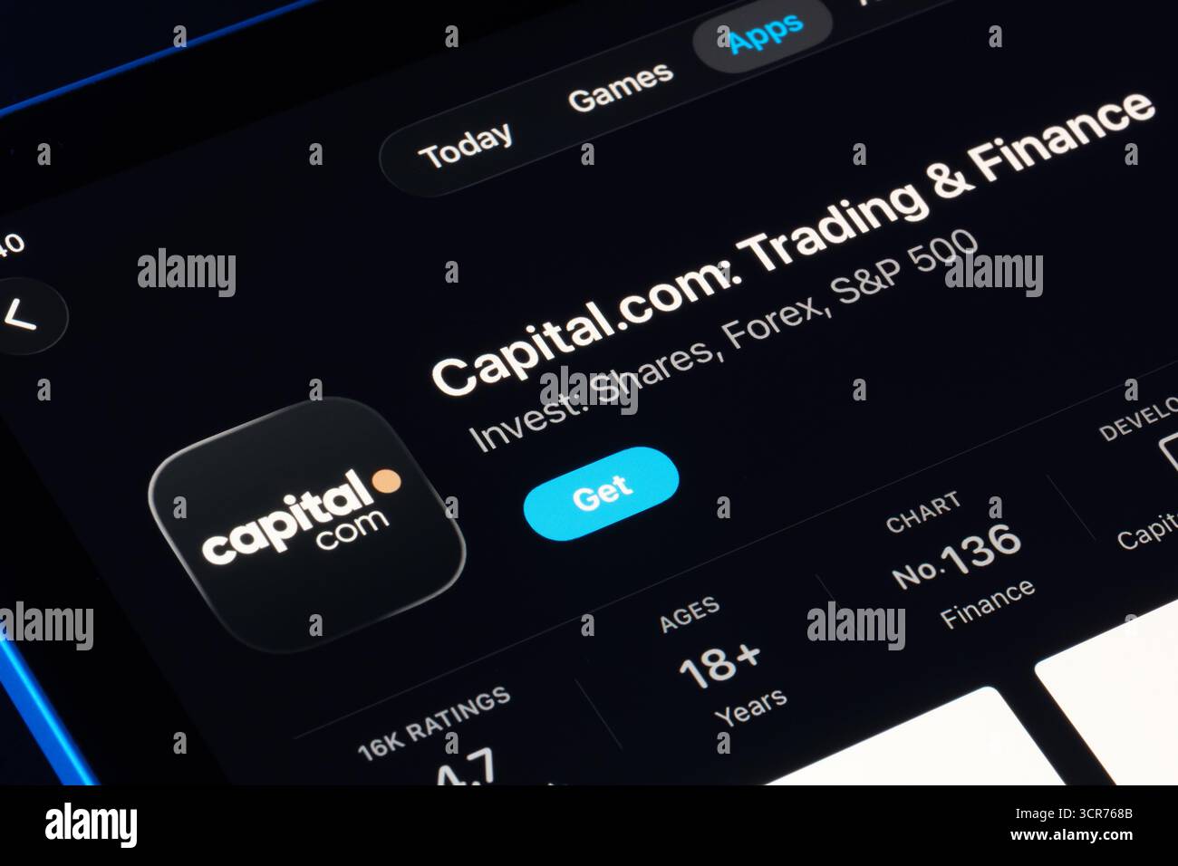 Capital.com Produktseite für Handel und Finanzen auf dem iPad, Apple Liquid Glass Design unter iOS 26 mit aktualisiertem Symbol und Bewertungen. Stafford, Großbritannien Stockfoto