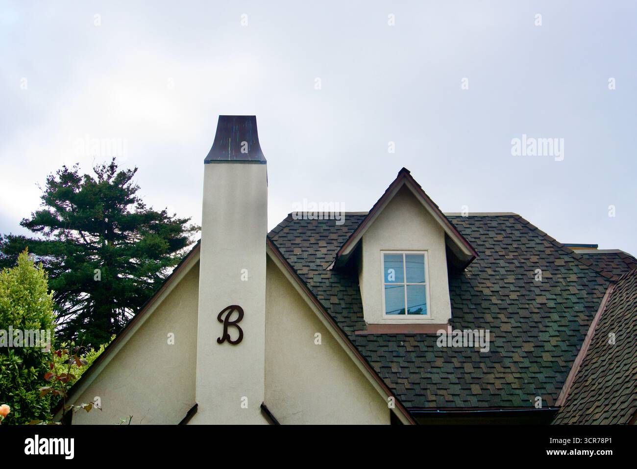 Carmel Chimney und Dormer Fenster Detail Stockfoto