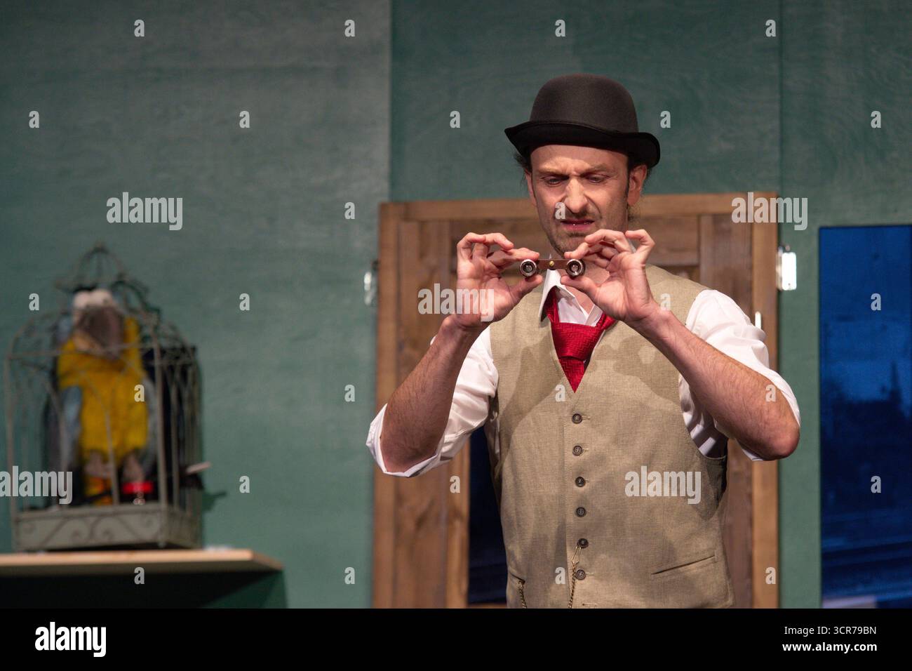 Ladykillers , Fotoprobe im Berliner Kriminaltheater, Berlin, 29.09.2025 Thilo Herrmann Prof. Marcus, LADYKILLERS , Fotoprobe am 29.09.2025 im Berliner Kriminaltheater, Berlin, Premiere: 15.10.2025 Berlin Kriminaltheater Deutschland, deutschland *** Ladykillers , Fotoprobe im Berliner Kriminaltheater, Berlin, 29 09 2025 Thilo Herrmann Prof Marcus , LADYKILLERS , Fotoprobe am 29 09 2025 2025 Stockfoto