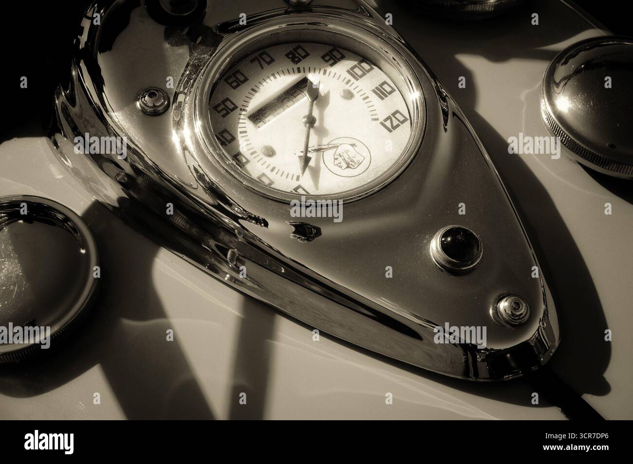 Tank und Tachometer für Vintage-indische Motorräder in Sepia-Ton Stockfoto
