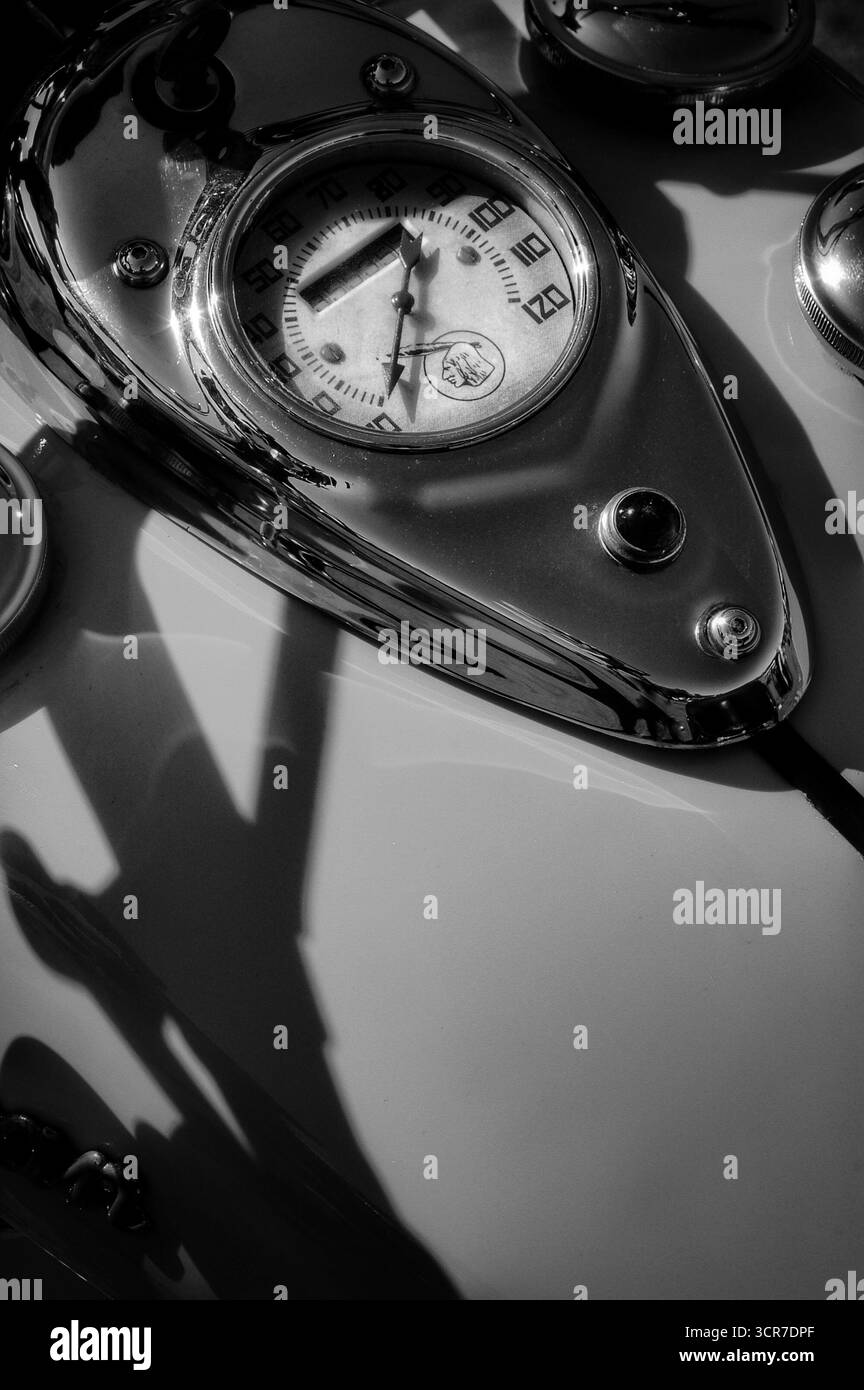 Tank und Tachometer für Vintage-indische Motorräder in Schwarz-weiß Stockfoto