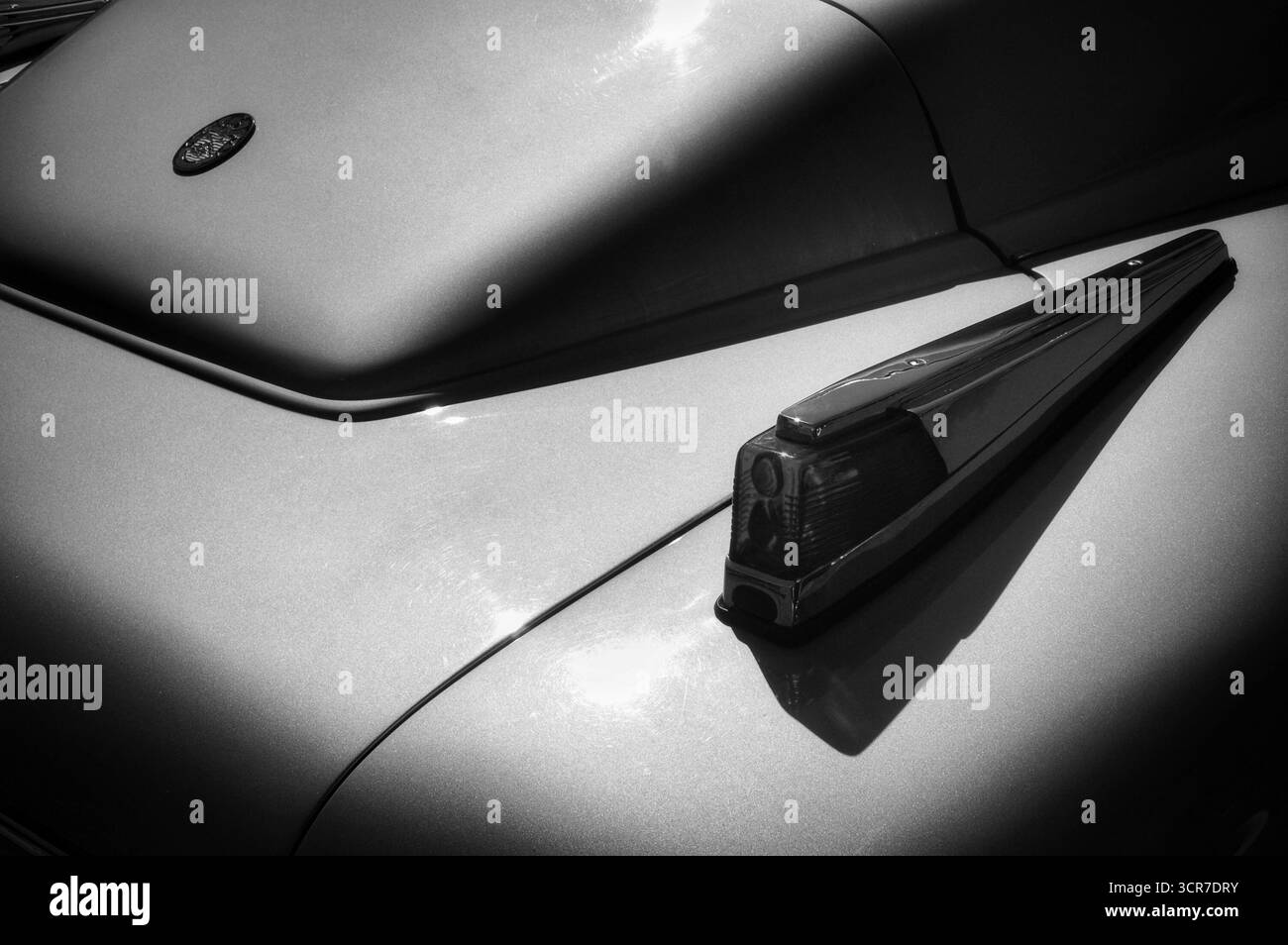 Heckkotflügel und Rückleuchten eines klassischen Tucker-Automobils in Schwarz-weiß Stockfoto