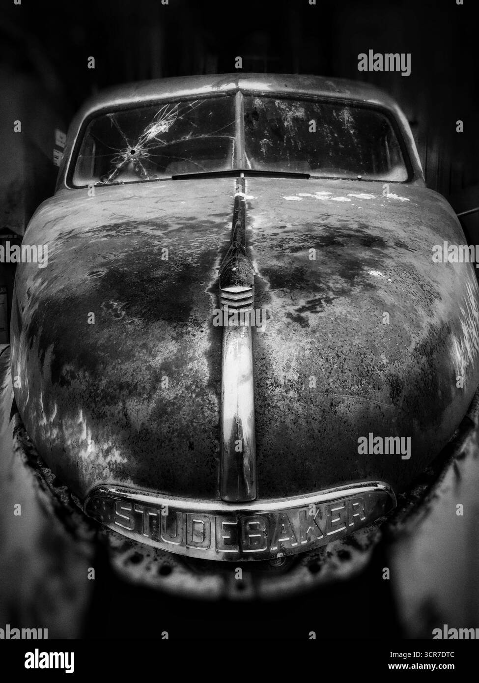 Rostiger Vintage Studebaker in Schwarz und weiß Stockfoto