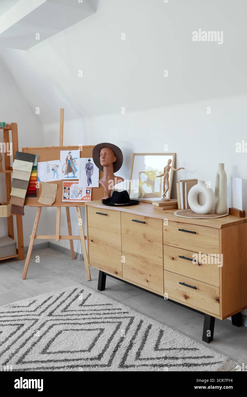 Innenraum des Modedesignerstudios mit Kommode und Zeichnungen Stockfoto