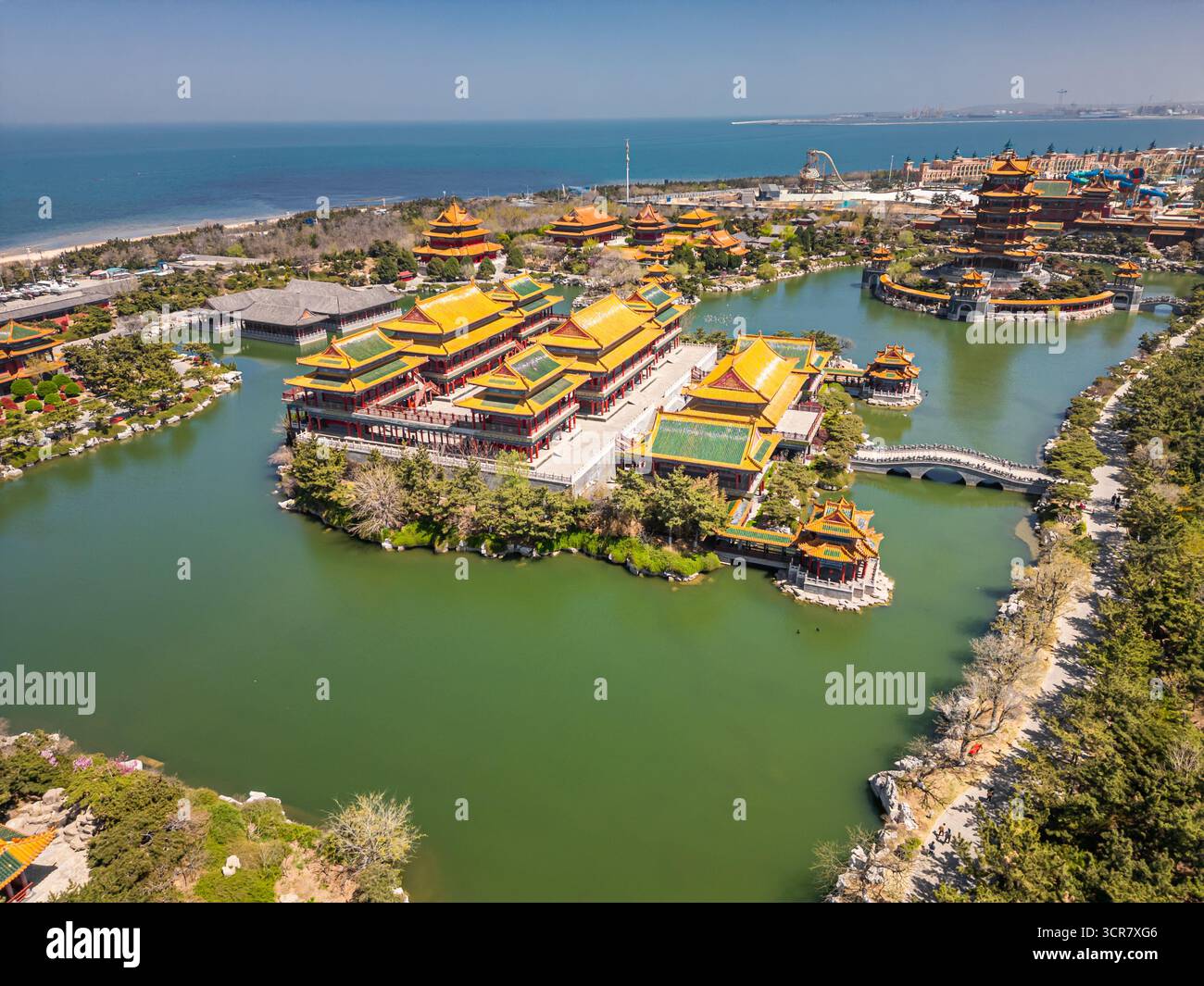 Dachboden mit antiker chinesischer Architektur, Yingxian Pavillon, Penglai, Yantai, China, Antenne Stockfoto Dachboden mit antiker chinesischer Architektur, Yingxian Pavillon, Penglai, Yantai, China, Antenne Stockfoto