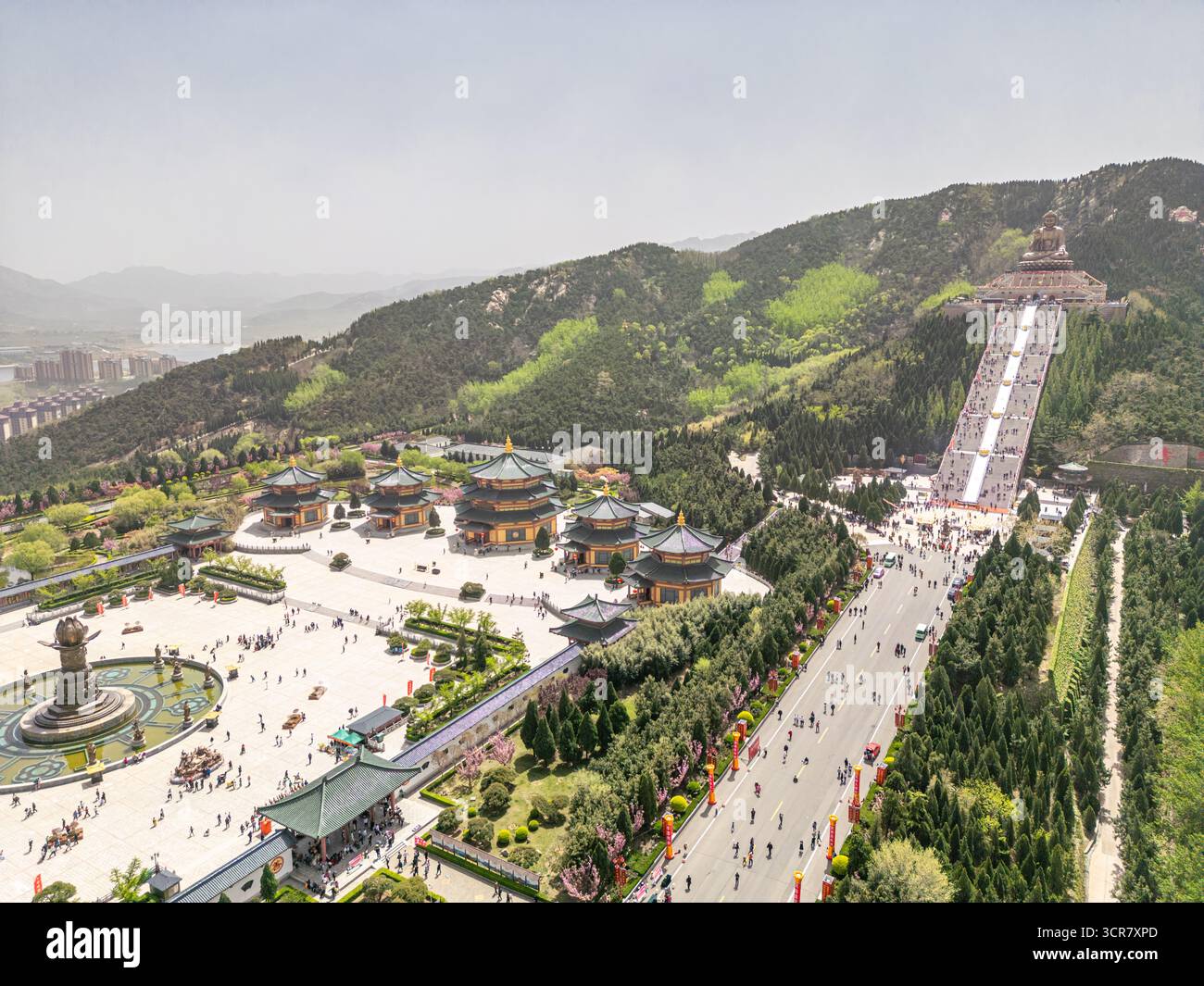 Die Nanshan Great Jade Buddha Hall im Nanshan Touristenviertel der Halbinsel Jiaodong an einem sonnigen Sommertag. Stockfoto Die Nanshan Great Jade Buddha Hall im Nanshan Touristenviertel der Halbinsel Jiaodong an einem sonnigen Sommertag. Stockfoto