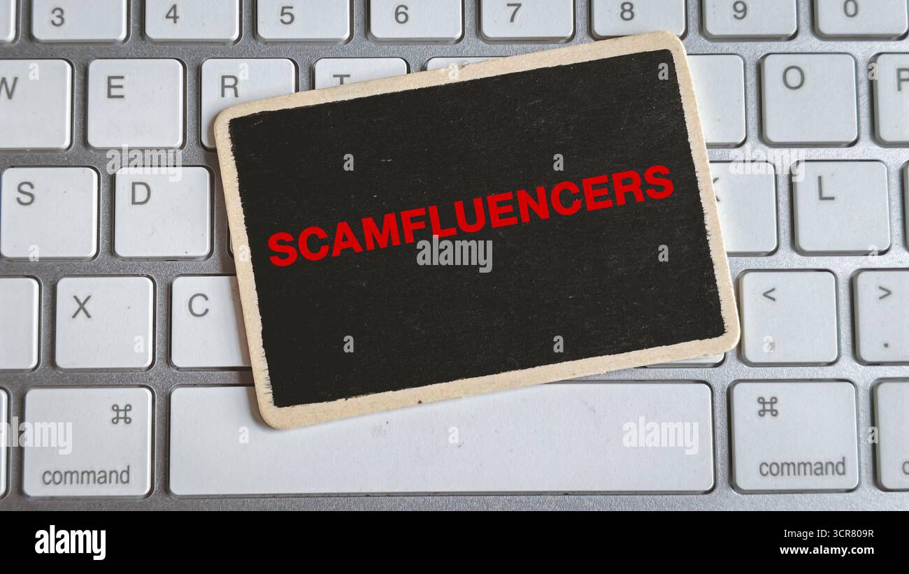 SCAMFLUENCERS Roter Text auf dem Tafel auf der Computertastatur als Symbol für Online-Betrug und -Täuschung Stockfoto
