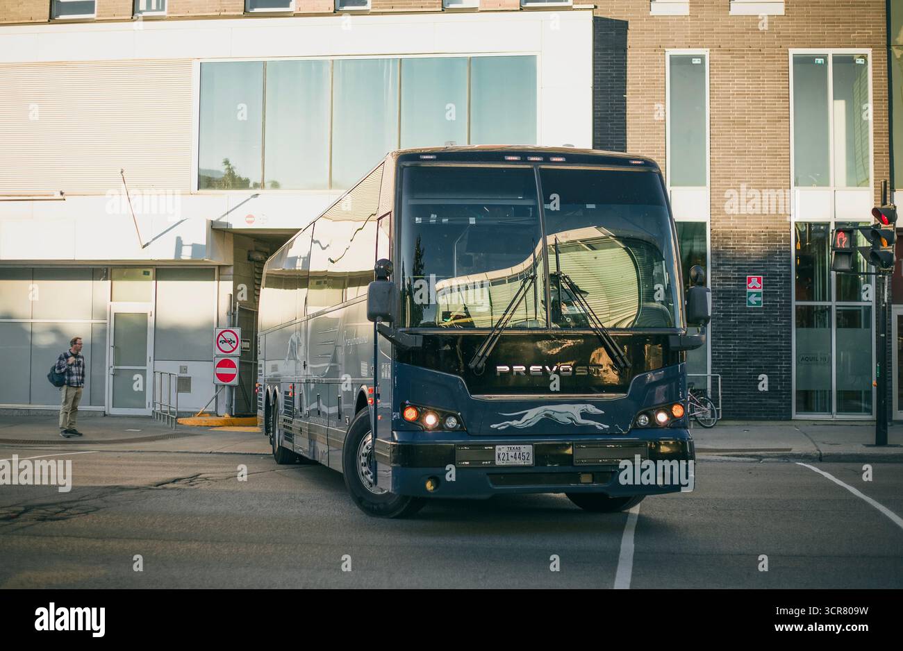 Ein Greyhound-Bus fährt am 20. September 2025 von einem Busbahnhof in Montreal, Quebec, Kanada Stockfoto