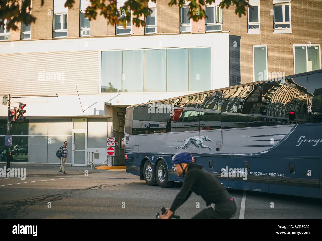 Ein Greyhound-Bus fährt am 20. September 2025 von einem Busbahnhof in Montreal, Quebec, Kanada Stockfoto
