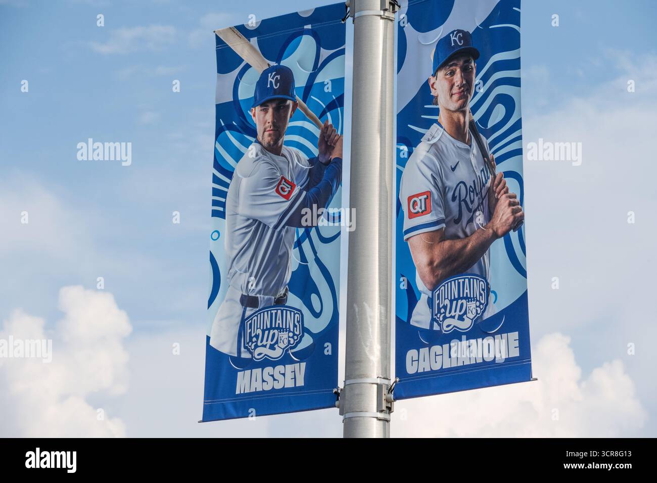 Kansas City Royals Baseballspieler-Banner mit Michael Massey und Jac Caglianone im Kauffman Stadium in Kansas City, Missouri. (USA) Stockfoto