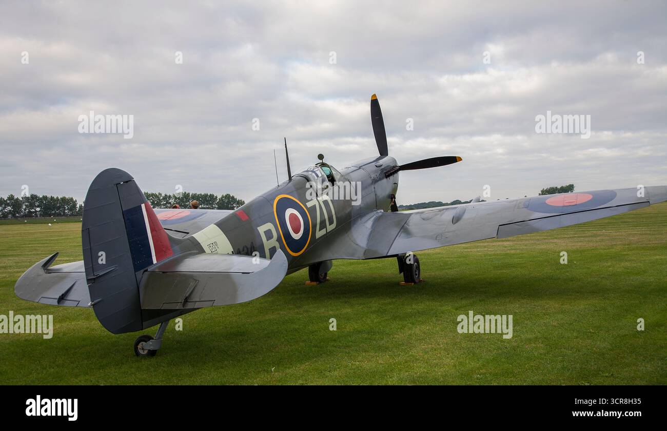 Supermarine Spitfire Mk IX auf dem Goodwood Flugplatz Goodwood Revival 07, Goodwood Motor Circuit, Chichester, West Sussex, PO18 0PH, Vereinigtes Königreich Stockfoto