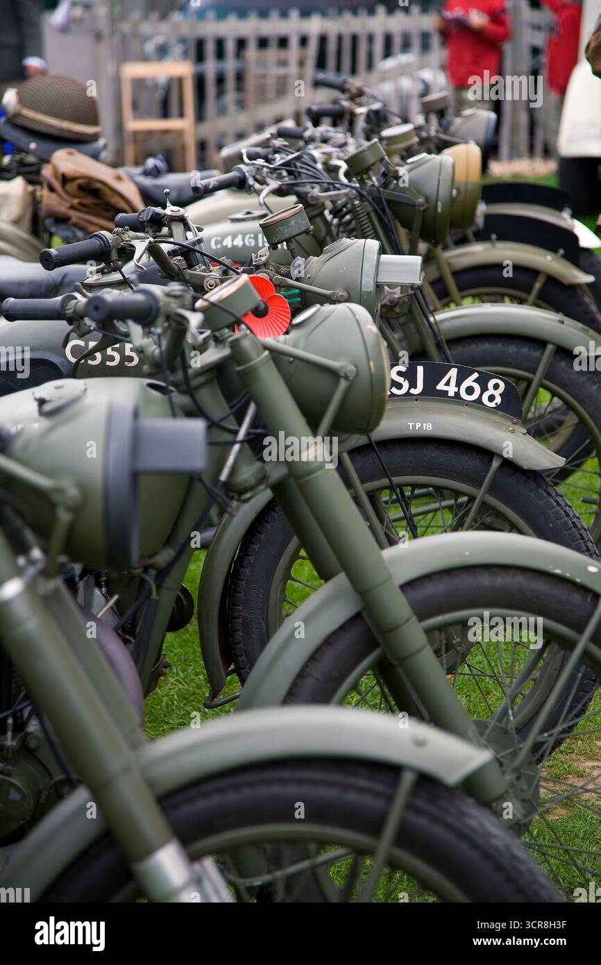 Red Poppy Mid Row einer Reihe von Vintage-Militärmotorrädern Goodwood Revival 07, Goodwood Motor Circuit, Chichester, West Sussex, Vereinigtes Königreich Stockfoto