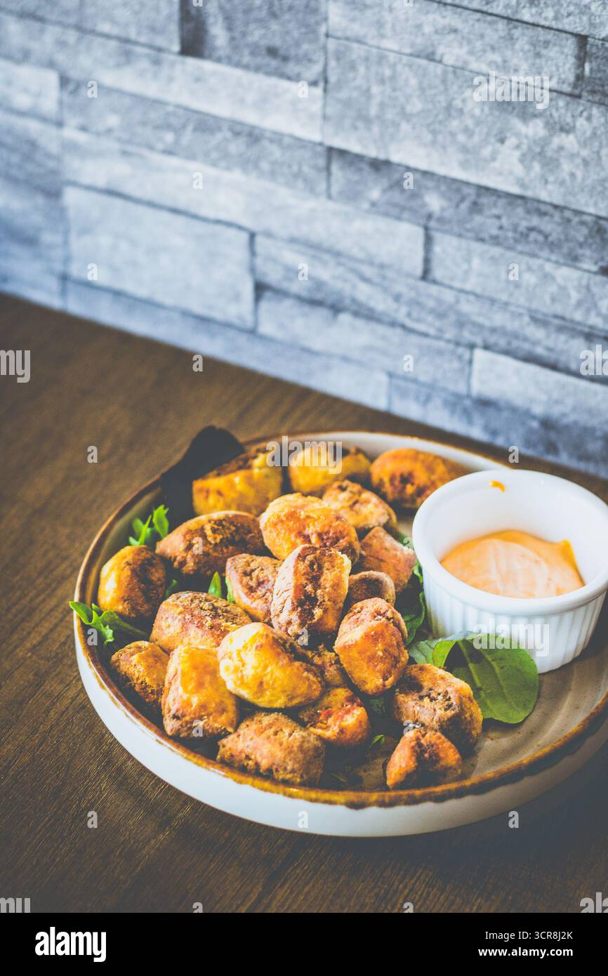 Gnocco Fritto frittierte Gnocchi gefüllt mit scharfem Rindfleisch, Ricotta-Käse mit Sriracha-Mayo-Sauce Stockfoto