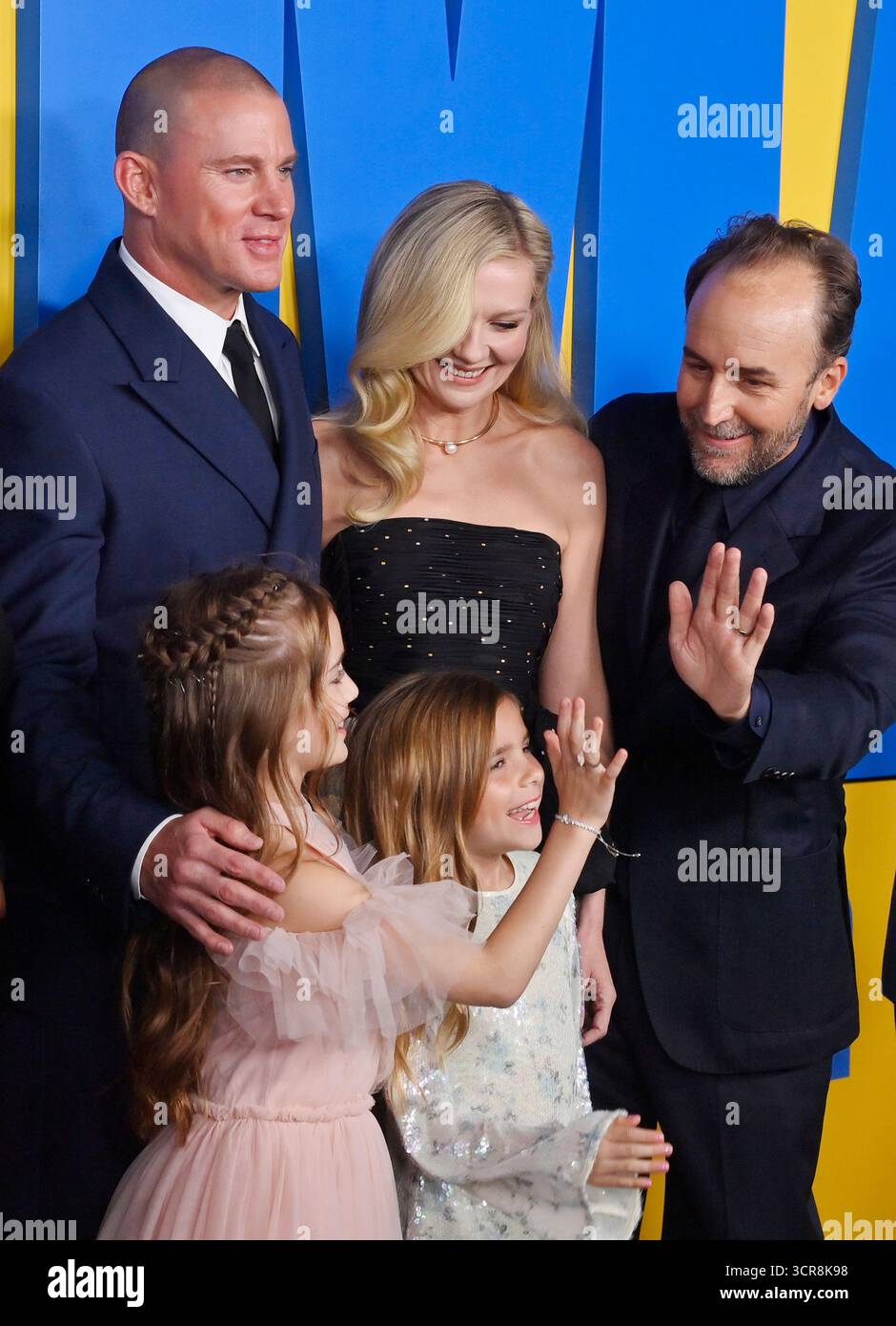 Die Besetzungsmitglieder Channing Tate und Kisen Dunst (L-R, hinten) sowie Alissa Marie Pearson und Esme McSherry (L-R, Vordergrundstück) und der Regisseur Derek Cianfrance (R) nehmen am Montag, 29. September 2025, im Paramount Pictures Studio in Los Angeles an der Premiere des biografischen Film-Krimi-Krimi-Dramas Roofman teil. Geschichte: Ein charismatischer Krimineller versteckt sich auf dem Dach eines Spielwarengeschäfts auf der Flucht vor der Polizei. Dort nimmt er sich eine neue Identität an und verwickelt sich mit einem Mitarbeiter, wodurch eine Beziehung entsteht, die ebenso unwahrscheinlich wie riskant ist. Foto: Jim Ruymen/UPI Stockfoto Die Besetzungsmitglieder Channing Tate und Kisen Dunst (L-R, hinten) sowie Alissa Marie Pearson und Esme McSherry (L-R, Vordergrundstück) und der Regisseur Derek Cianfrance (R) nehmen am Montag, 29. September 2025, im Paramount Pictures Studio in Los Angeles an der Premiere des biografischen Film-Krimi-Krimi-Dramas Roofman teil. Geschichte: Ein charismatischer Krimineller versteckt sich auf dem Dach eines Spielwarengeschäfts auf der Flucht vor der Polizei. Dort nimmt er sich eine neue Identität an und verwickelt sich mit einem Mitarbeiter, wodurch eine Beziehung entsteht, die ebenso unwahrscheinlich wie riskant ist. Foto: Jim Ruymen/UPI Stockfoto