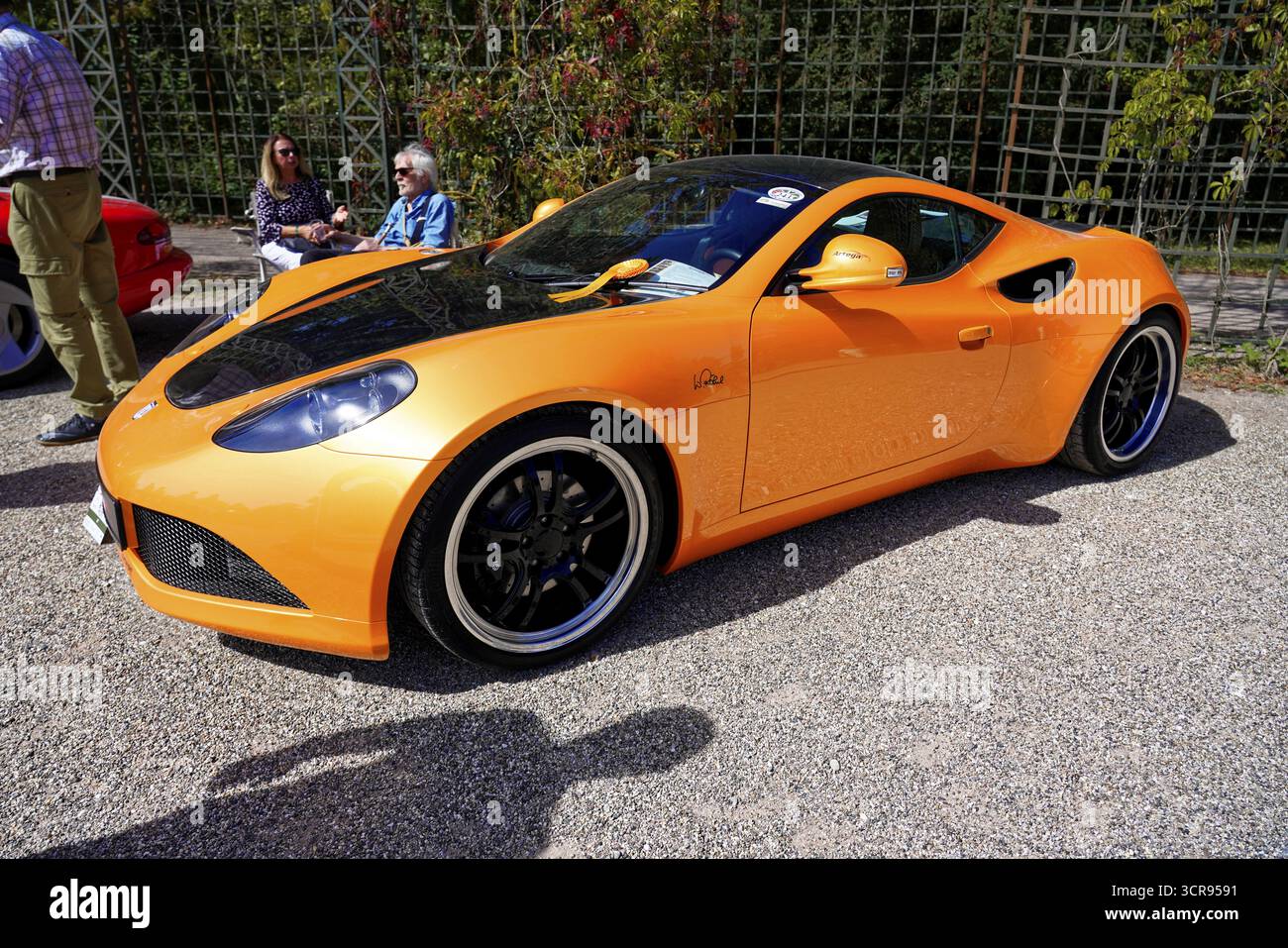 Artega, Jahr 2011, Oldtimer Classic, Gala International Concours d'Elegance Schwetzingen 2025, Deutschland, Europa, Orange Artega Sportwagen in eleganter si Stockfoto