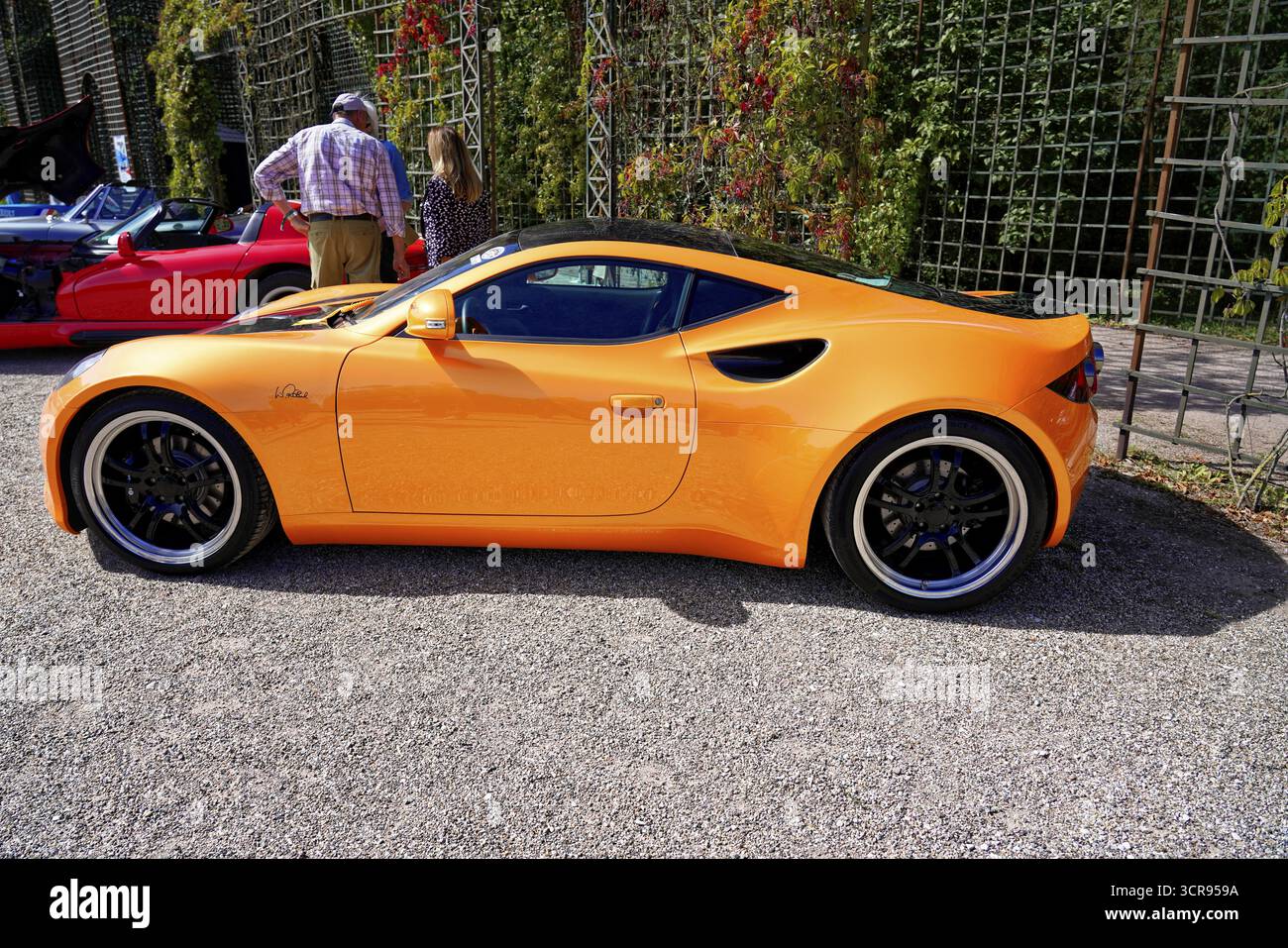 Artega, Baujahr 2011, Oldtimer Classic, Gala International Concours d'Elegance Schwetzingen 2025, Deutschland, Europa, Seitenansicht einer Orange Stockfoto