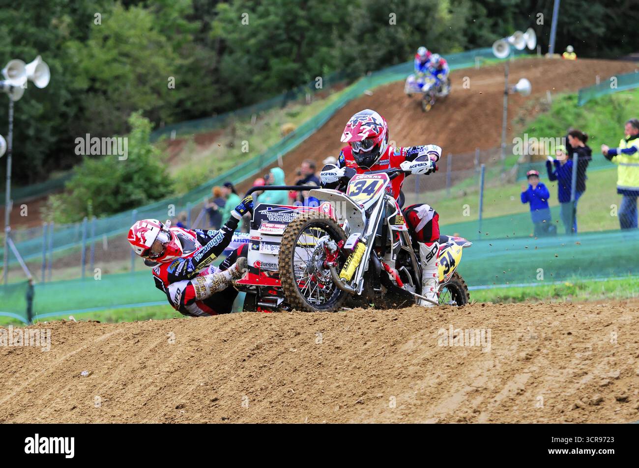 Motocross, Rudersberg, Baden-Württemberg, Deutschland, Europa, ein Motorradfahrer mit Beifahrer fährt mit voller Geschwindigkeit durch einen bewerteten Kurs, Rudersberg m Stockfoto