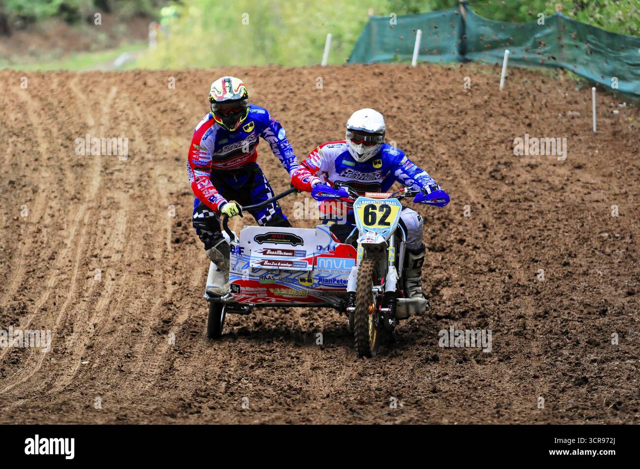 Motocross, Rudersberg, Baden-Württemberg, Deutschland, Europa, zwei Fahrer in einem Sidecar Motocross Rennen auf einer matschigen Strecke, Rudersberg Motocross Stockfoto