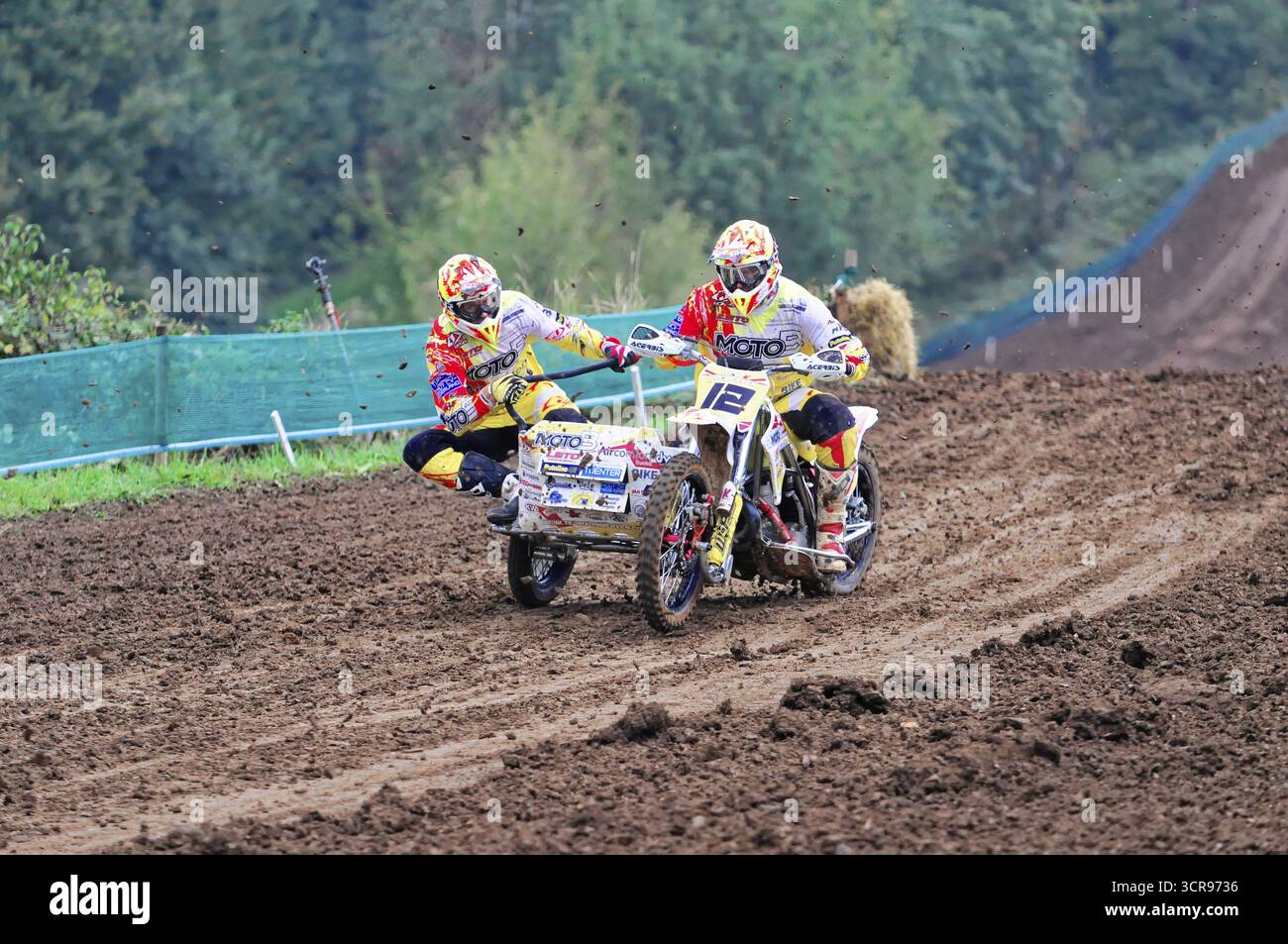 Motocross, Rudersberg, Baden-Württemberg, Deutschland, Europa, Motocross-Fahrer mit Beiwagen bei voller Geschwindigkeit auf einer matschigen Strecke, Rudersberg Motocross Stockfoto