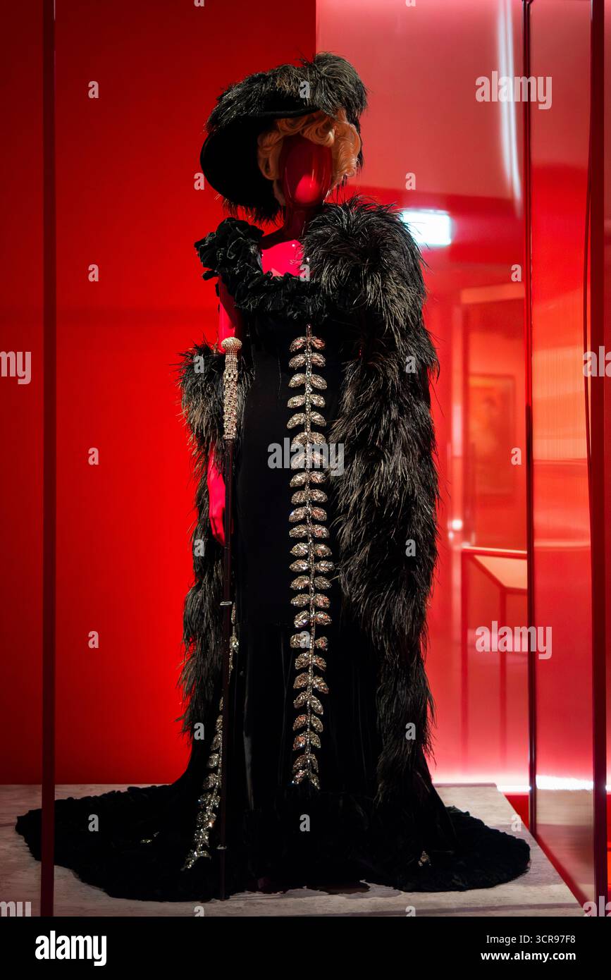 SINGAPUR - Ruby Carters (Mae West) Kleid in dem Film „Belle of the Nineties“ (1934) in ACMI’s Goddess: Brave, Bold, Beautiful“. Stockfoto