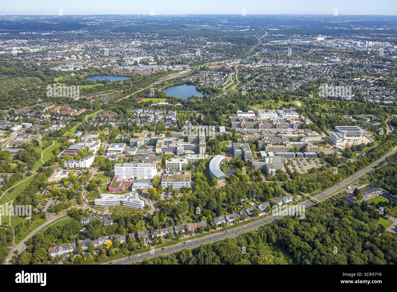 Luftaufnahme, Heinrich-Heine-Universität, Blick auf Deichsee und Unisee, Bilk, Düsseldorf, Ruhrgebiet, Nordrhein-Westfalen, Deutschland, Bildung, EDU Stockfoto