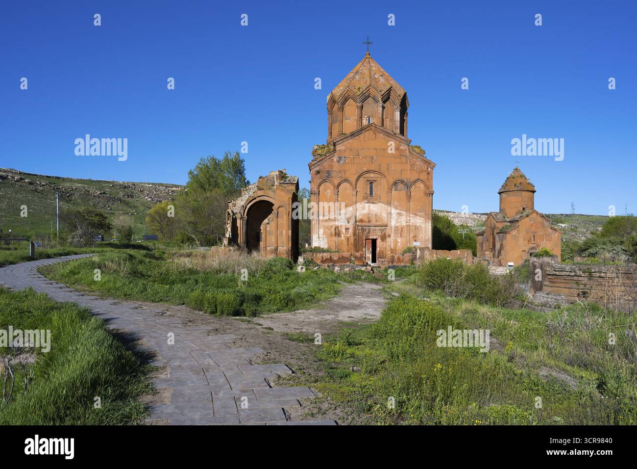 Der alte Fußweg führt zur Backsteinkirche in einer malerischen Landschaft, der Kirche mit Kreuzkuppel, dem Kloster Marmashen, der Vank Marmashen, der Provinz Shirak, Armenien Stockfoto