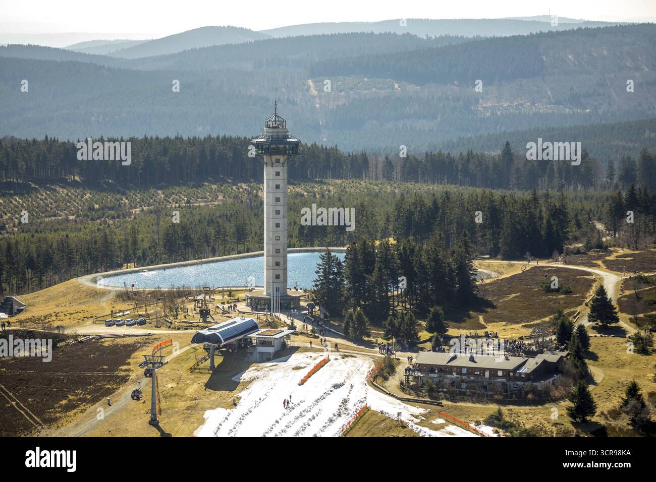 Aus der Vogelperspektive, Ettelsberg mit Ettelsturm, Hochheideturm, Ettelsberg-See, Siggis Huette, gemütliches berghaus an der Seilbahnhaltestelle in Willingen in Hessen. Stockfoto