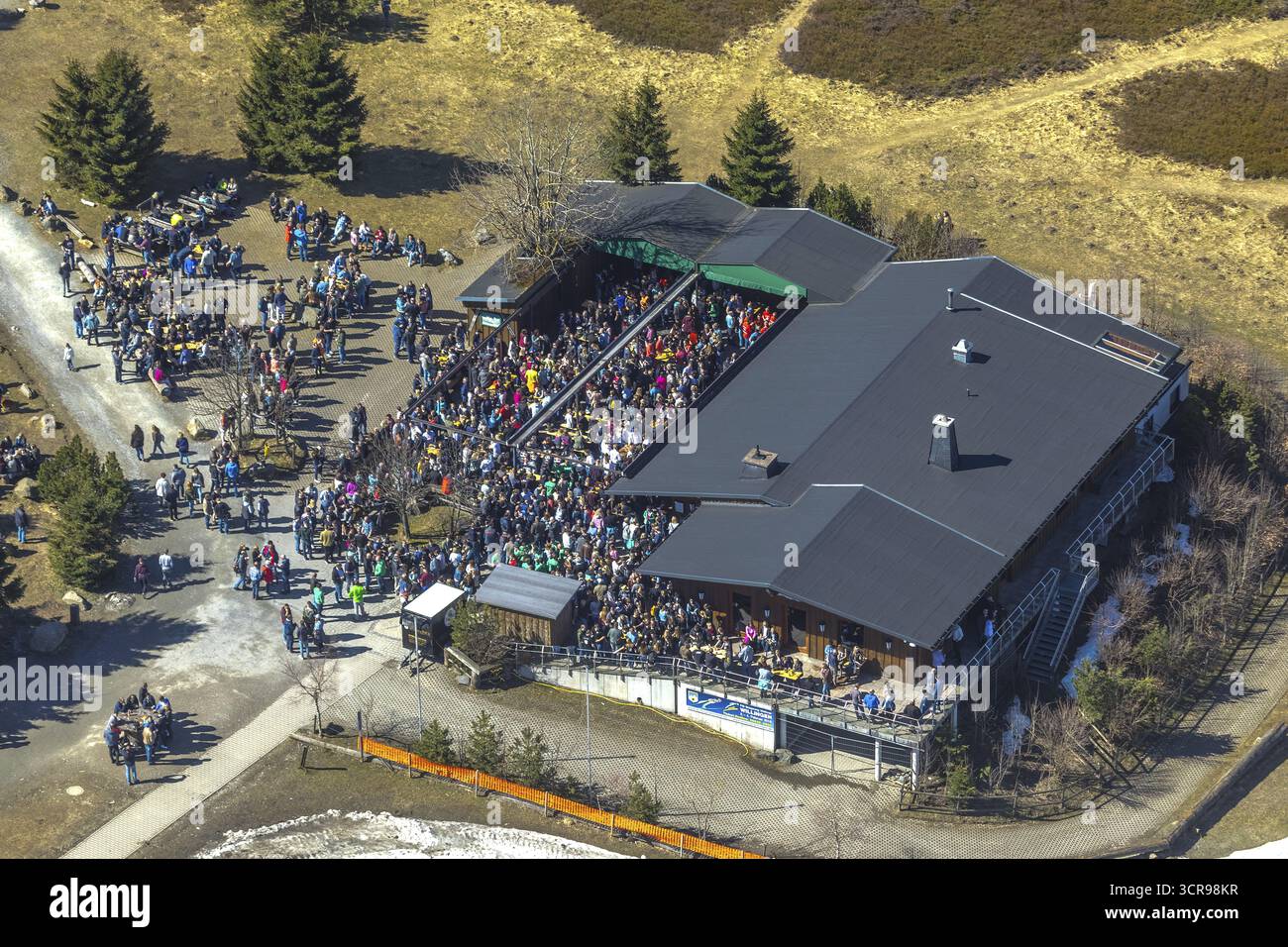 Aus der Vogelperspektive, Ettelsberg mit Ettelsturm, Siggis Huette, gemütliches berghaus an der Seilbahnhaltestelle, in Willingen in Hessen. Willingen (Hochland), Bezirk W. Stockfoto
