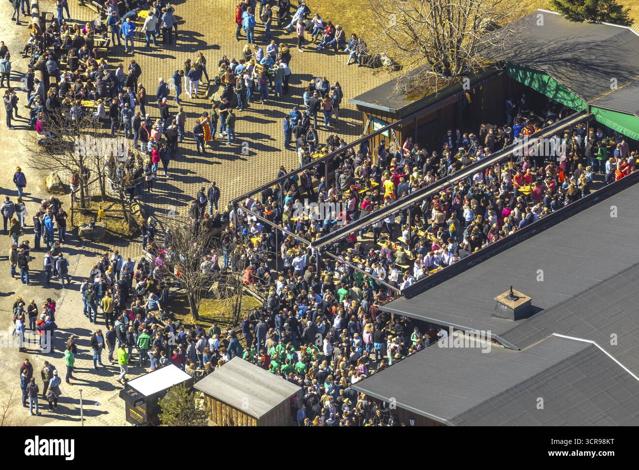 Aus der Vogelperspektive, Ettelsberg mit Ettelsturm, Siggis Huette, gemütliches berghaus an der Seilbahnhaltestelle, in Willingen in Hessen. Willingen (Hochland), Bezirk W. Stockfoto