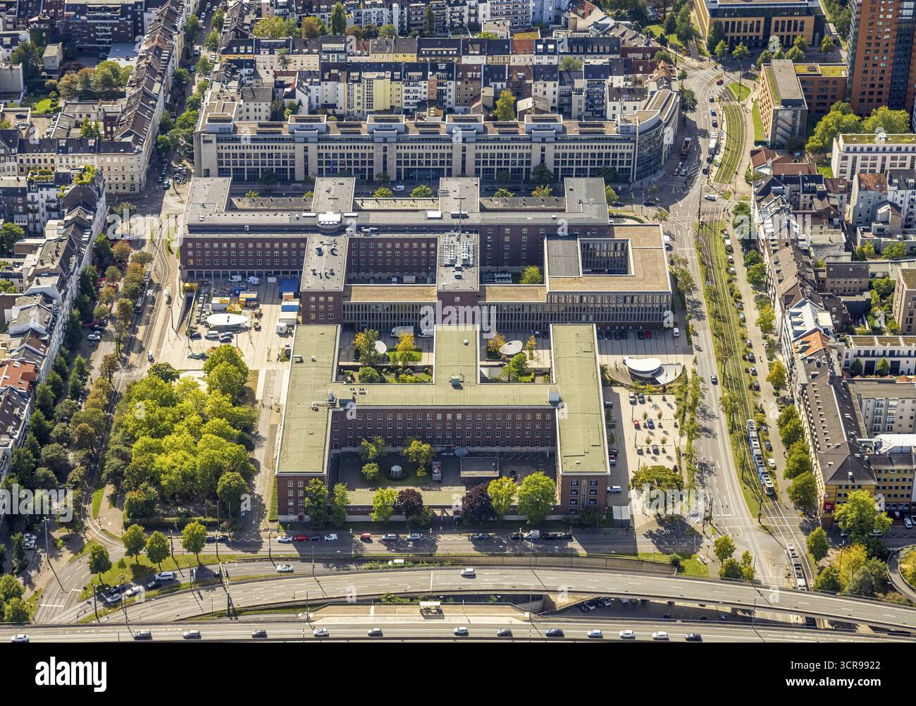 Luftaufnahme, Polizeipräsidium Juergensplatz, oberhalb des Ministeriums für Arbeit, Gesundheit und Soziales, Unterbilk, Düsseldorf, Ruhrgebiet, Nord-Rh Stockfoto