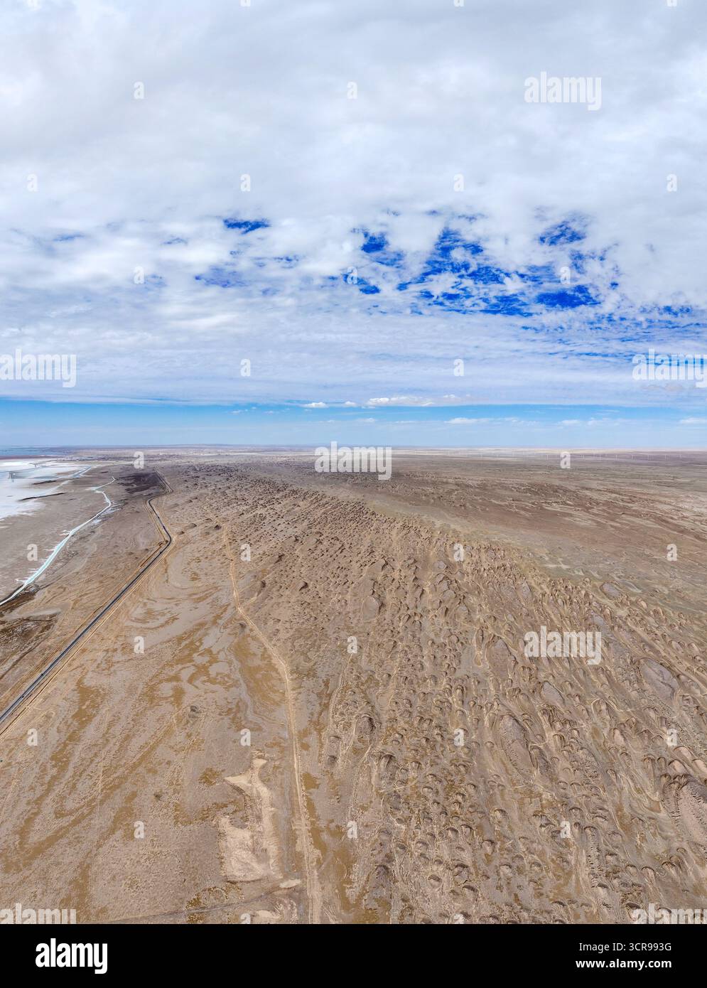 Luftaufnahmen der Wüste Gobi im Dongtai Jinnaer See, Präfektur Haixi, Provinz Qinghai Stockfoto