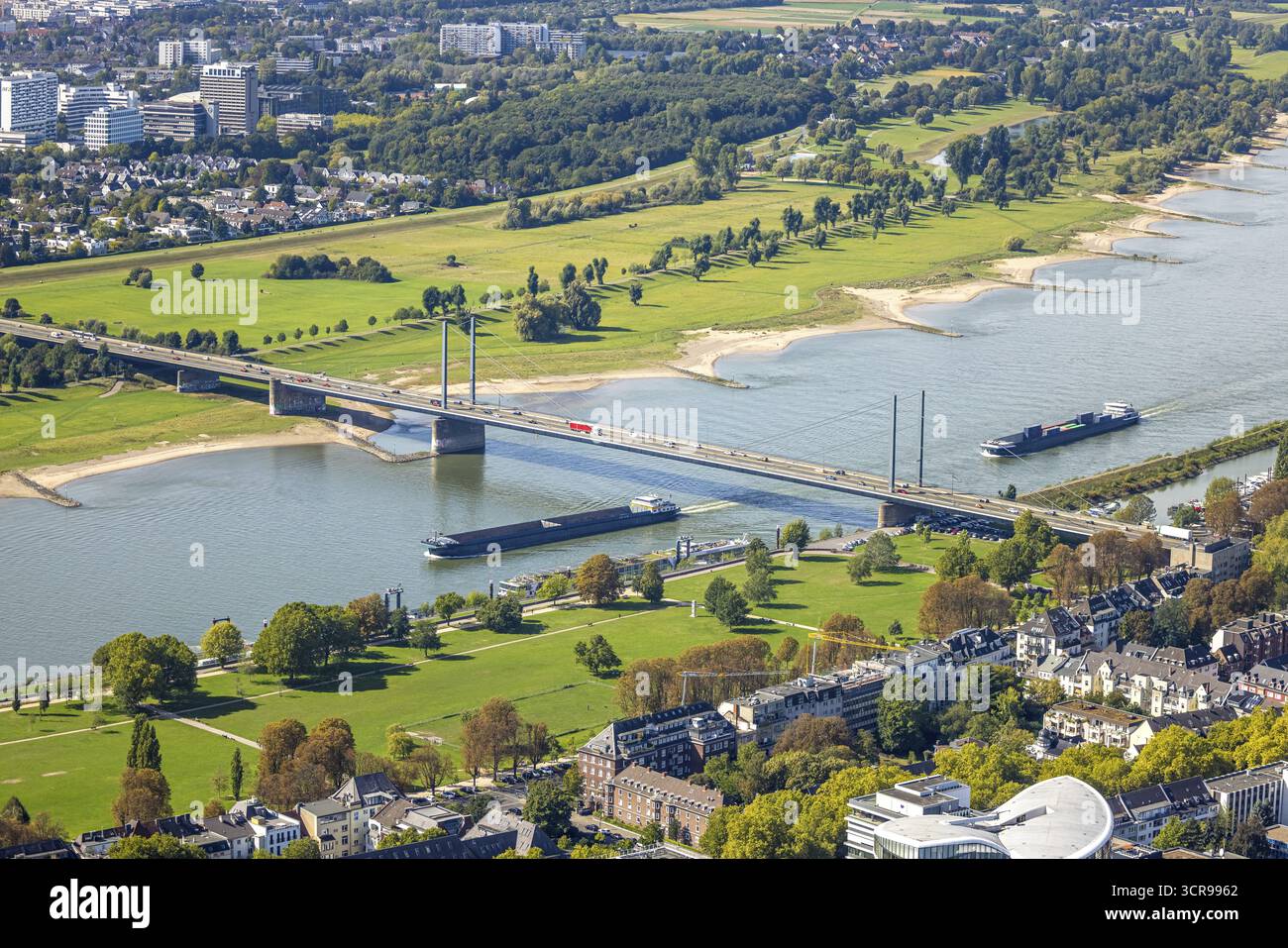 Luftaufnahme, Theodor-Heuss-Brücke und Binnenschifffahrt auf dem Rhein, vor dem Rheinpark Golzheim, hinter Niederkasseler Deich, Niederkassel, Di¿½ Stockfoto