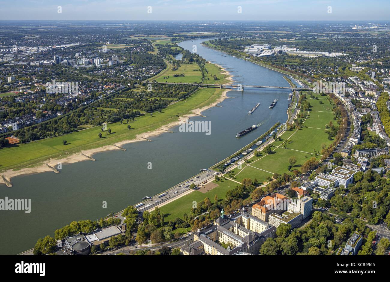Luftaufnahme, Theodor-Heuss-Brücke und Binnenschifffahrt auf dem Rhein, Rheinpark Golzheim, links Niederkasseler Deich, Blick auf die Ausstellungshalle Stockfoto