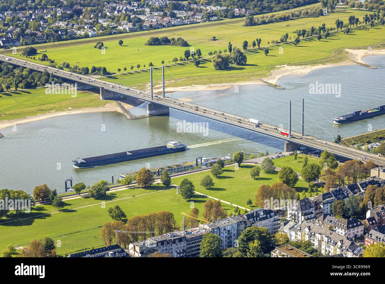 Luftaufnahme, Theodor-Heuss-Brücke und Binnenschifffahrt auf dem Rhein, vor dem Rheinpark Golzheim, hinter Niederkasseler Deich, Niederkassel, Di¿½ Stockfoto