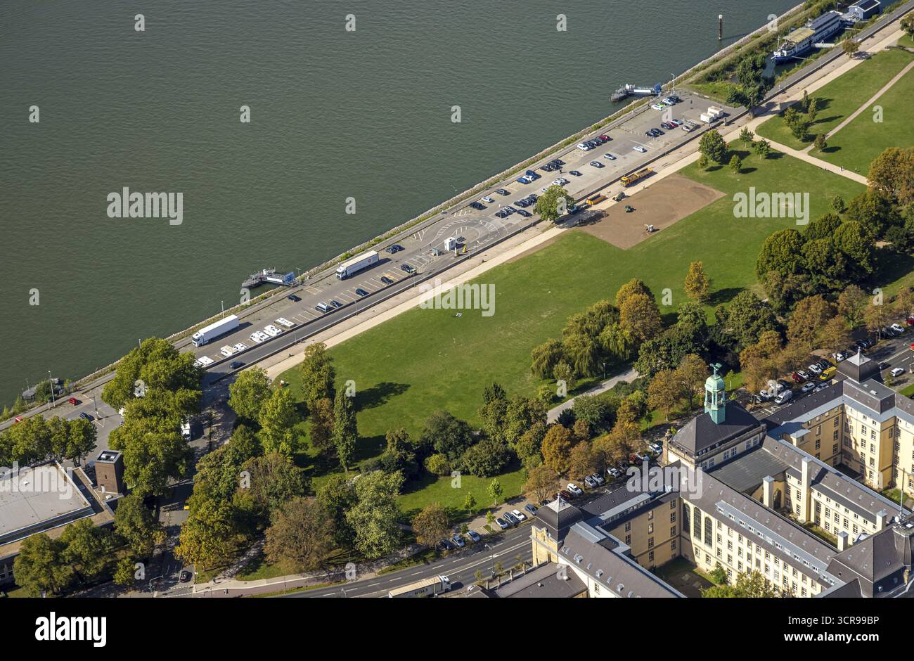 Luftaufnahme, Rheinpark Golzheim und Rheinpromenade, Dachkuppel mit Adlerfigurenturm der Bezirksregierung Düsseldorf, Niederkassel, Düsseldorf Stockfoto