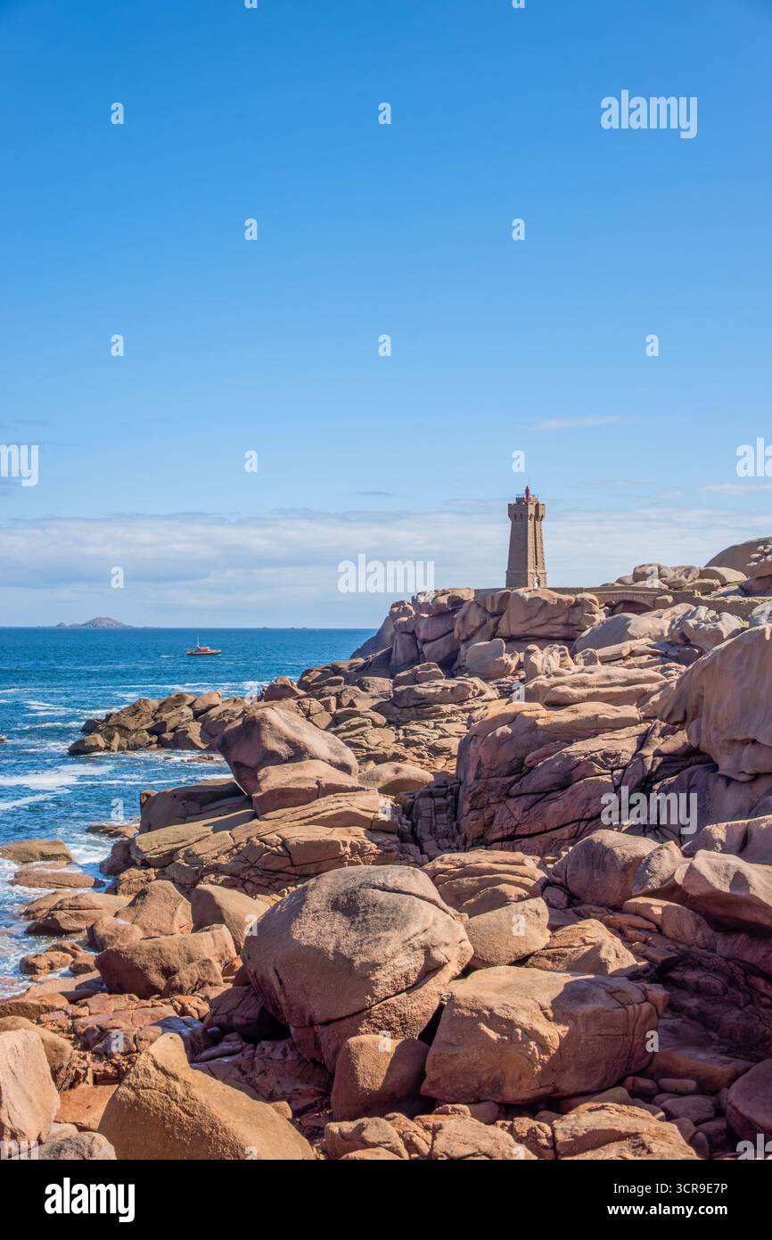 Mean Ruz Lighthouse in Ploumanach an der Pink Granite Coast, Perros-Guirec, Bretagne, Frankreich, Rose Granite Rocks, Blauer Ozean, Atlantikküste Stockfoto