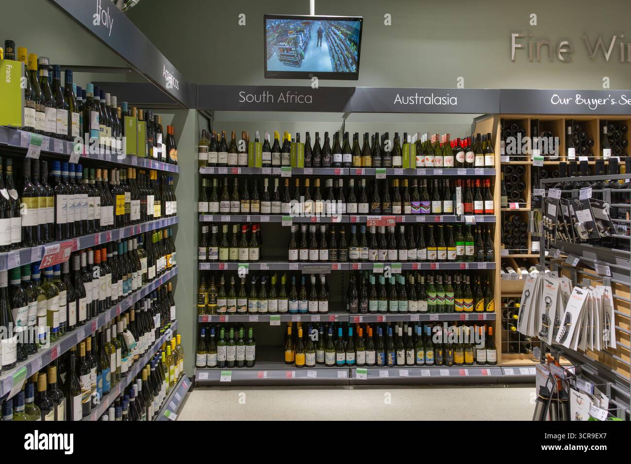 Innenraum der Weinabteilung, Waitrose Supermarkt Wootton, Northampton, Großbritannien; mit CCTV-Bildschirm, um Ladendiebstahl abzuschrecken Stockfoto