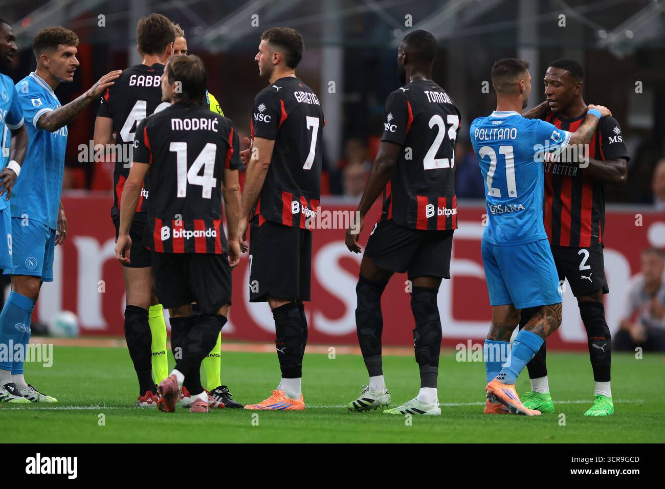 Mailand, Italien. September 2025. Giovanni Di Lorenzo vom SSC Napoli sieht an, wie Matteo Gabbia, Santiago Gimenez und Fikayo Tomori vom AC Milan mit dem Schiedsrichter Daniele Chiffi diskutieren, nachdem er Pervis Estupinan vom AC Milan Der Bildnachweis sollte lauten: Jonathan Moscrop/Sportimage Credit: Sportimage Ltd/Alamy Live News Stockfoto
