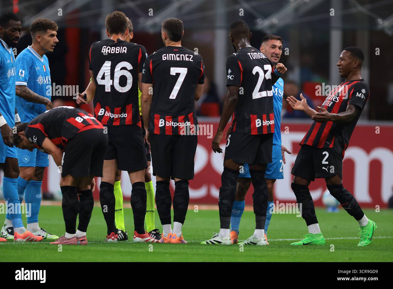 Mailand, Italien. September 2025. Giovanni Di Lorenzo vom SSC Napoli sieht an, wie Matteo Gabbia, Santiago Gimenez und Fikayo Tomori vom AC Milan mit dem Schiedsrichter Daniele Chiffi diskutieren, nachdem er Pervis Estupinan vom AC Milan Der Bildnachweis sollte lauten: Jonathan Moscrop/Sportimage Credit: Sportimage Ltd/Alamy Live News Stockfoto