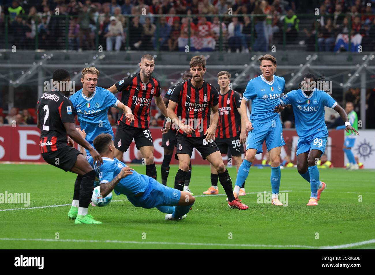 Mailand, Italien. September 2025. Rasmus Hojlund vom SSC Napoli und Strahinja Pavlovic, Matteo Gabbia und Alexis Saelemaekers vom AC Milan und Scott McTominay und Frank Andre Anguissa vom SSC Napoli sehen sich an, wie Giovanni Di Lorenzo vom SSC Napoli von Pervis Estupinan vom AC Milan im Strafbereich niedergezogen wird, was zu einer Strafe für die Besucher und einer nachfolgenden roten Karte für den ecuadorianischen Spiel der Serie VAR Mailand im Anschluss an der VAC Mailand VAC Mailand VAC Mailand VAC Mailand führt. Der Bildnachweis sollte lauten: Jonathan Moscrop/Sportimage Credit: Sportimage Ltd/Alamy Live News Stockfoto