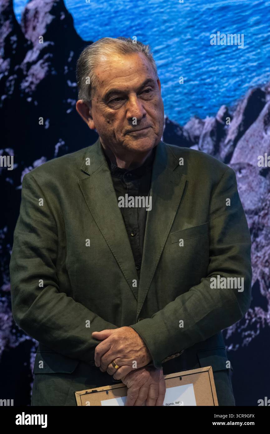 Der israelische Journalist Gideon Levy, Kolumnist der Tageszeitung Haaretz, am 28. September 2025 in Rom. Stockfoto
