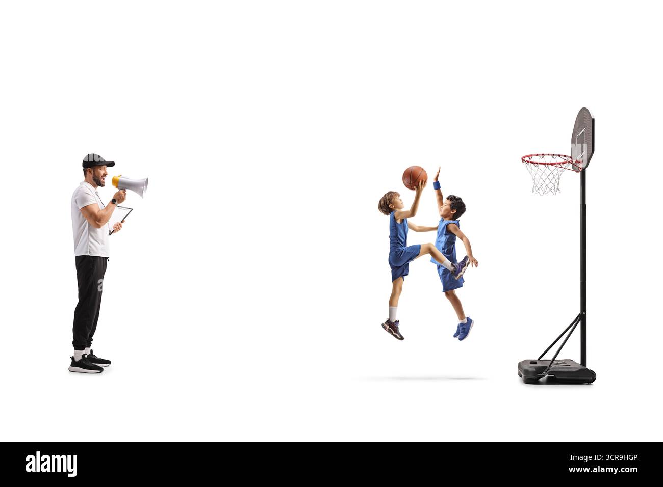 Kinder spielen Basketball und Schiedsrichter stehen mit einem Megaphon isoliert auf weißem Hintergrund Stockfoto